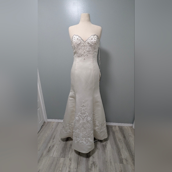 NWT Demetrios To Ivory Wedding Dress – Size 12 – Detachable Train - Picture 4 of 9